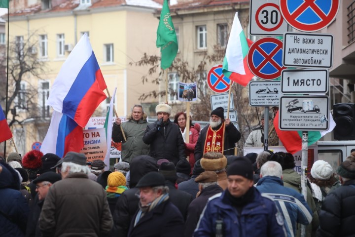 <p>Протест срещу спирането на руските телевизии пред ЕП в София</p>