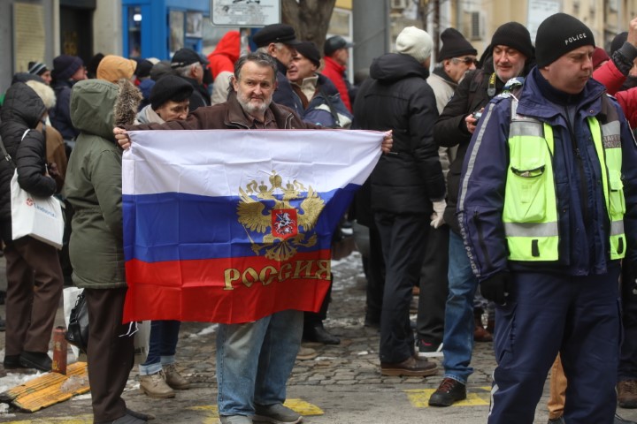 <p>Протест срещу спирането на руските телевизии пред ЕП в София</p>