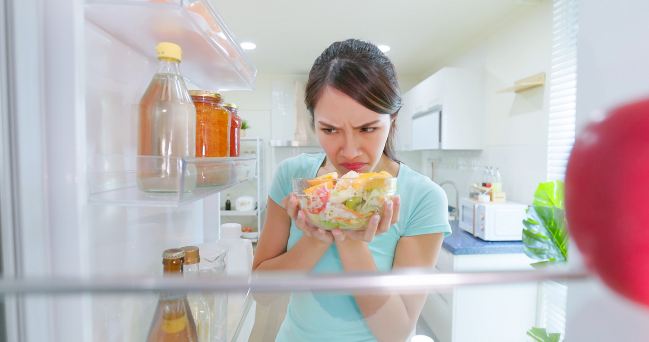 <p><strong>Същества ще растат във вашия хладилник</strong><br />
Когато пренебрегнете почистването на хладилника, мухълът и бактериите могат да започнат да се развиват поради забравени остатъци. Не искате това там, където държите храната си, нали?</p>