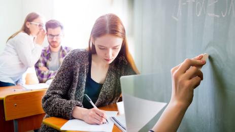 ученици изпит преписване