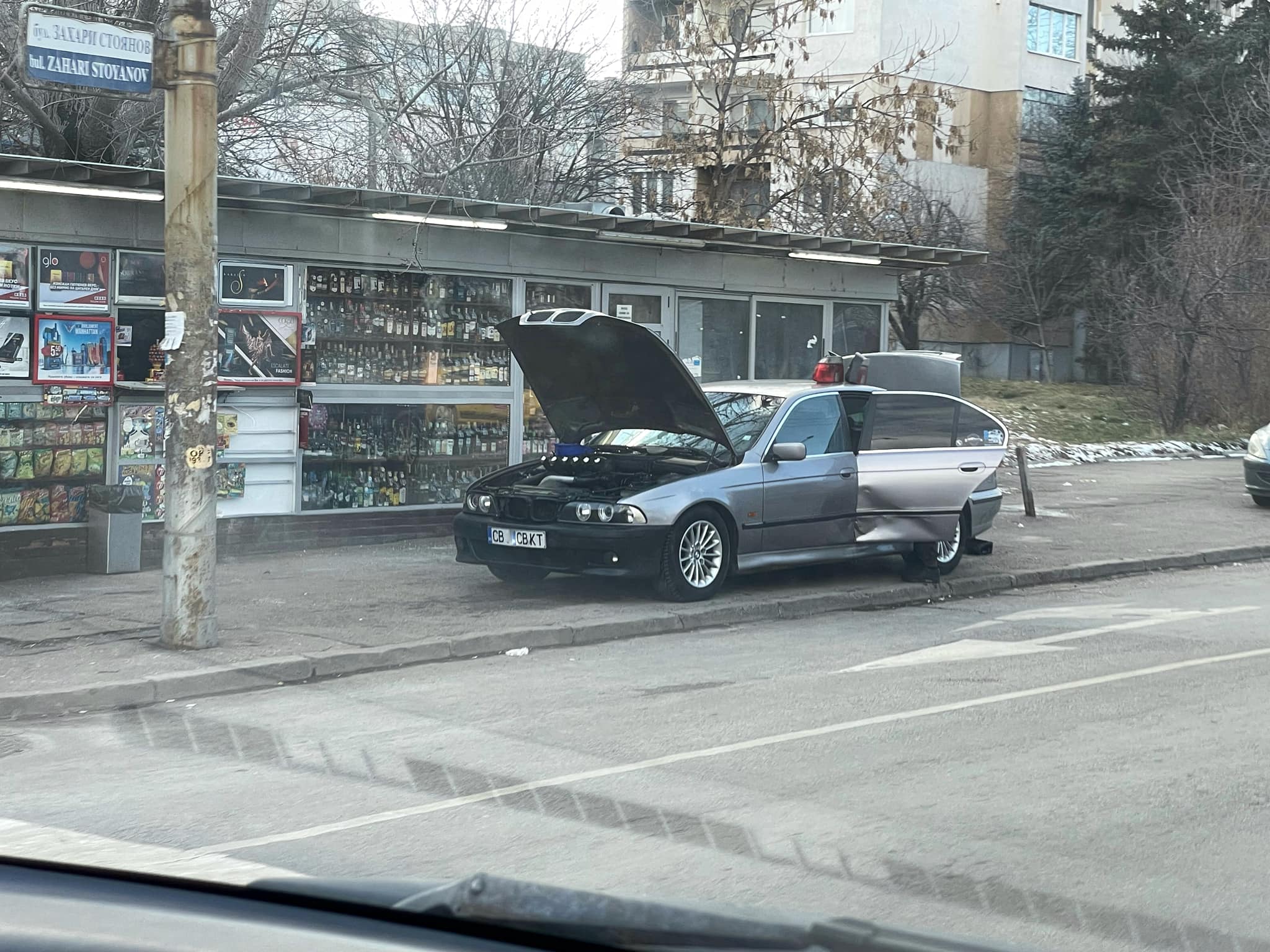 АВТОСЕРВИЗ НА ОТКРИТО: Мъж разкости БМВ на улица в София, оправи му ...