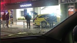 Автомобил се вряза в магазин на мобилен оператор в центъра