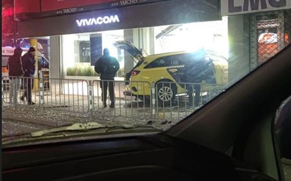 Автомобил се вряза в магазин на мобилен оператор в центъра