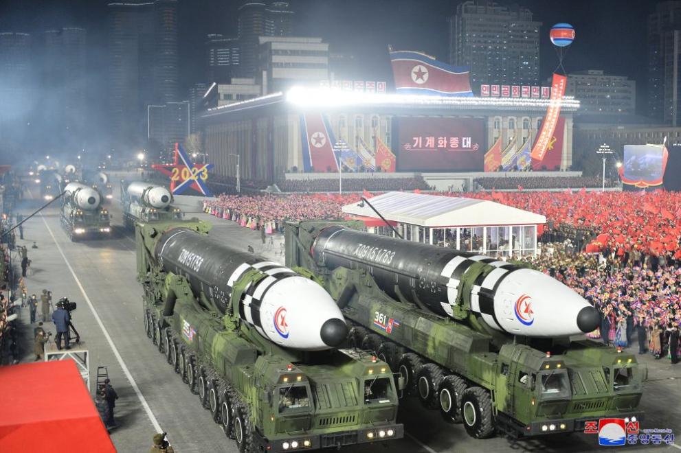 Северна Корея е изстреляла две балистични ракети край източното си