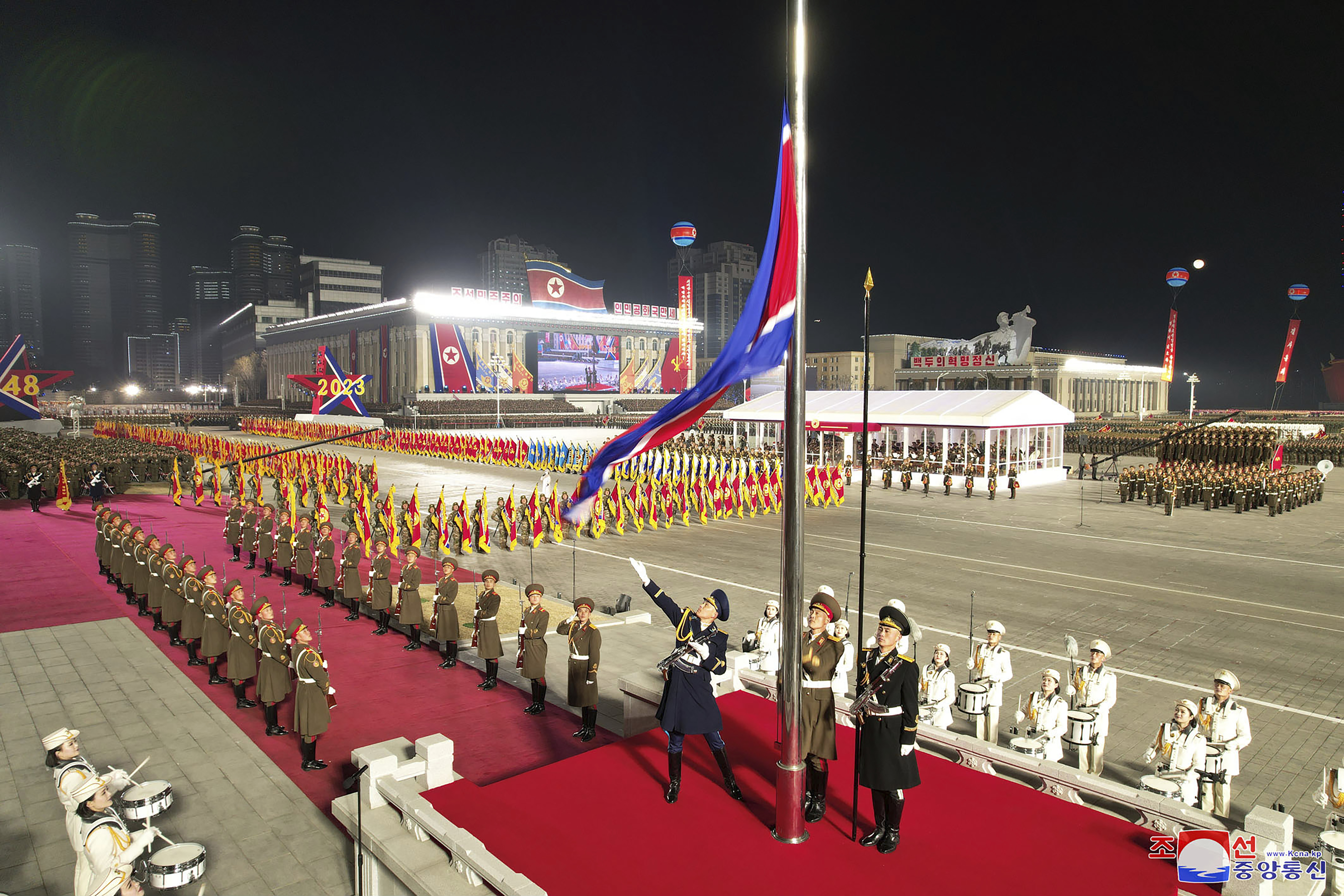 <p>Севернокорейският лидер Ким Чен-ун участва в голям военен парад по случай 75-ата годишнина от основаването на севернокорейската армия.&nbsp;Заедно с Ким на парада бяха съпругата му И Сол-джу и дъщеря му Джу-е</p>