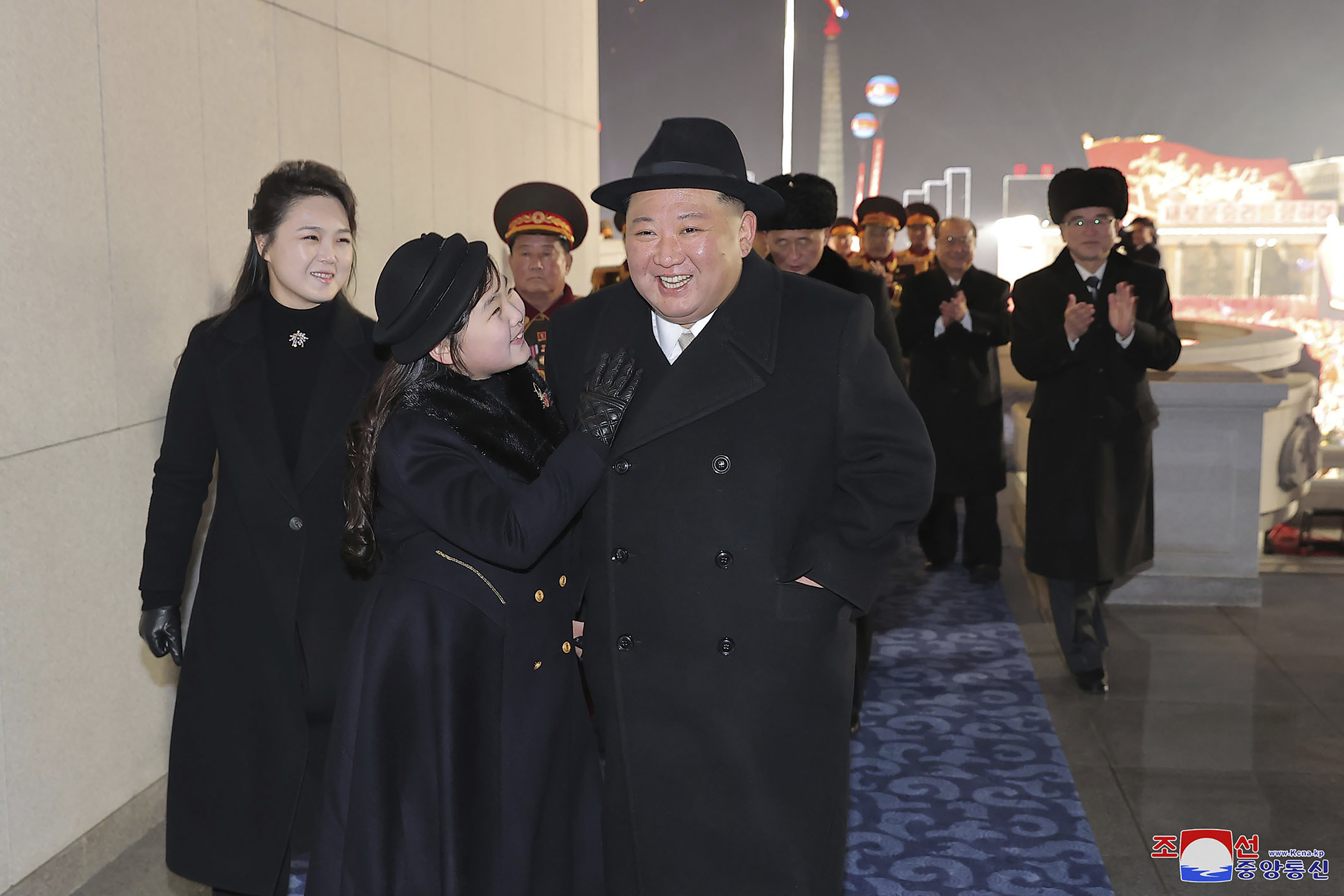 <p>Севернокорейският лидер Ким Чен-ун участва в голям военен парад по случай 75-ата годишнина от основаването на севернокорейската армия.&nbsp;Заедно с Ким на парада бяха съпругата му И Сол-джу и дъщеря му Джу-е</p>