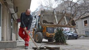 Продължават ремонтите в малките улици и междублоковите пространства където обновяване