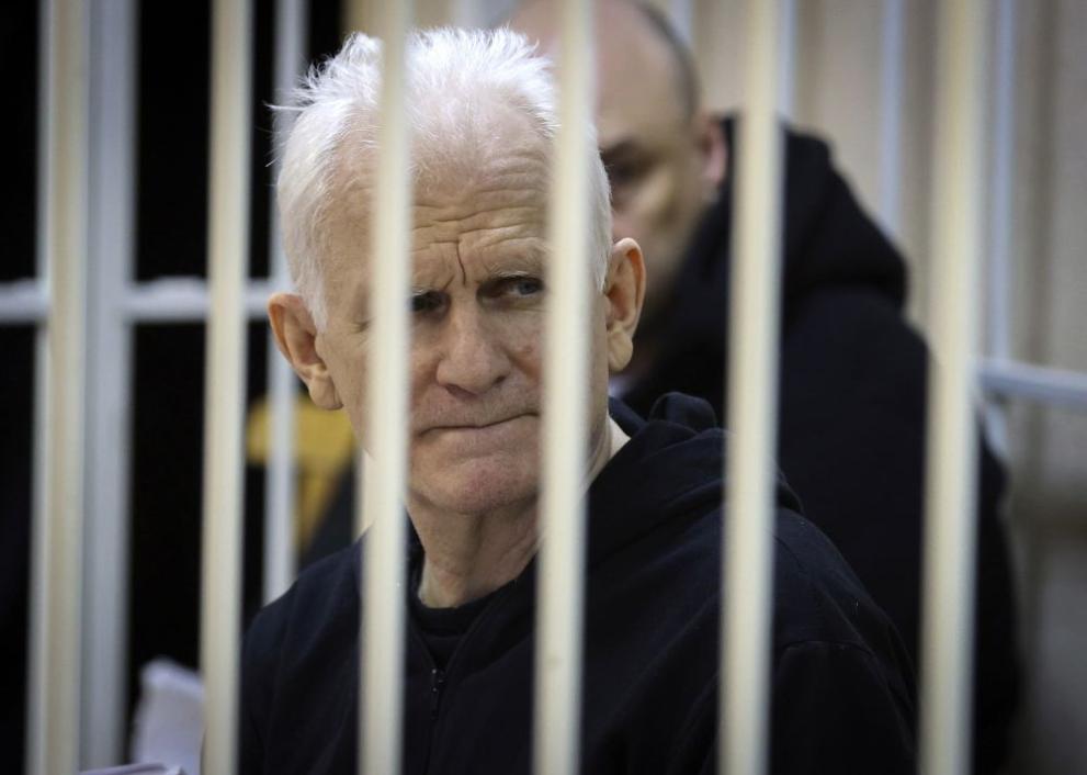 Нобеловият лауреат за мир и съосновател на правозащитната организация "Вясна" Алес Беляцки по време на съдебен процес в Минск