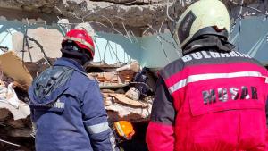 Българските доброволци откриха още един жив човек в развалините на