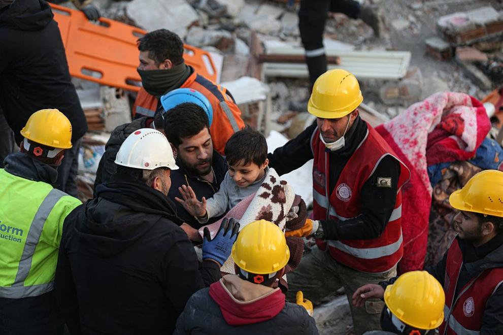 Български доброволци са открили живи петима души под руините след