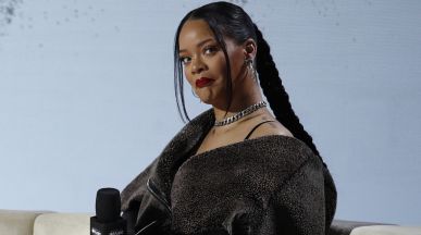 Rihanna не "пенсионира" деветия си албум, започва го отначало