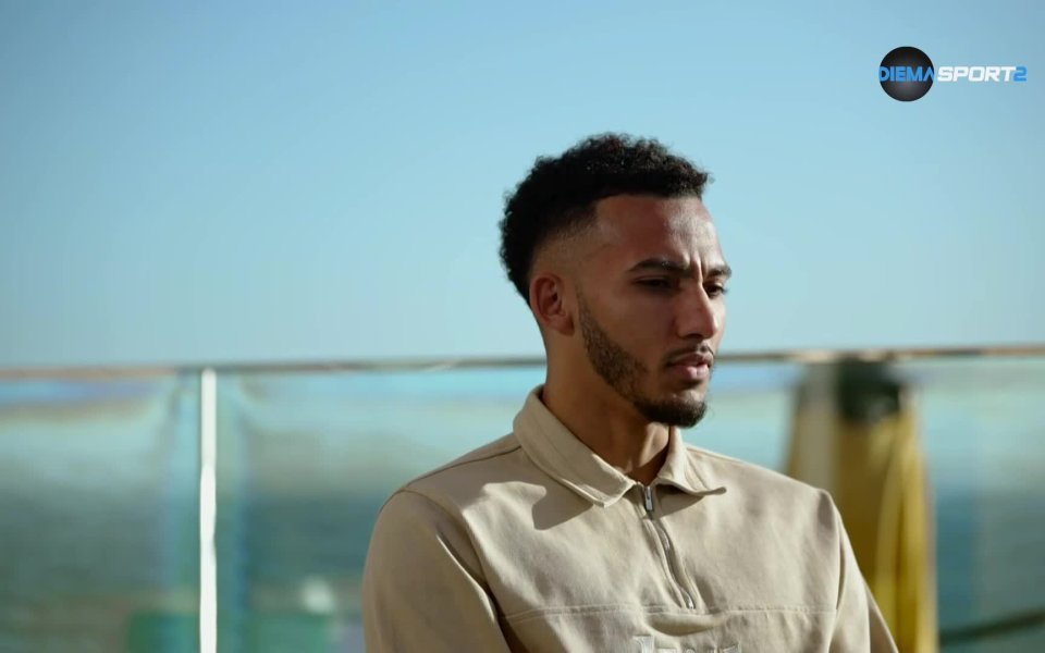 Лойд Кели е футболист, роден в Бристол, Англия. В момента