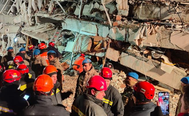 Български и полски пожарникари спасиха жена, затрупана в Турция (СНИМКИ/ВИДЕО)
