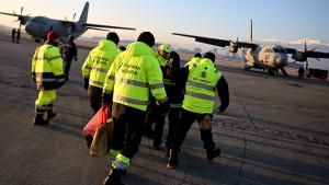 Два военнотранспортни самолета Спартан с помощи и спасители за пострадалите