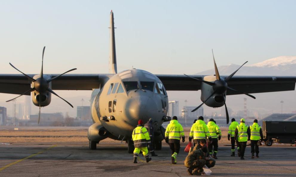 Два военнотранспортни самолета Спартан с помощи и спасители за пострадалите