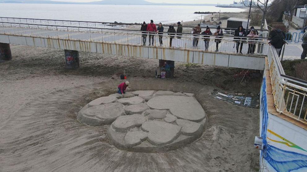 Сърце от пясък се появи на бургаския плаж в навечерието