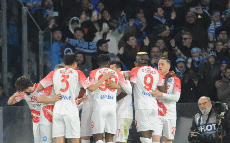 Наполи продължава своя безупречен рейд към титлата. Южняците победиха с