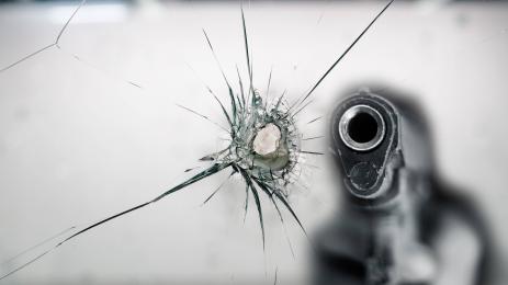 стрелба стъкло пистолет