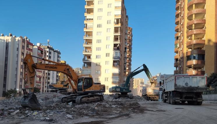 турция - НАДЕЖДАТА ЗА НОВИ ОЦЕЛЕЛИ ИЗГАСВА: На много места в Турция издирвателните дейности са прекратени