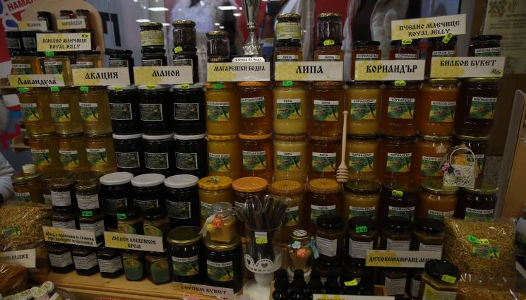 мед - Агро Телеграф: Вълшебен мед от кориандър спечели дамите на „Пчелар в Плевен“