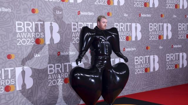 Латексовият костюм на Сам Смит от наградите „Брит“ се превърна в хит (ВИДЕО)