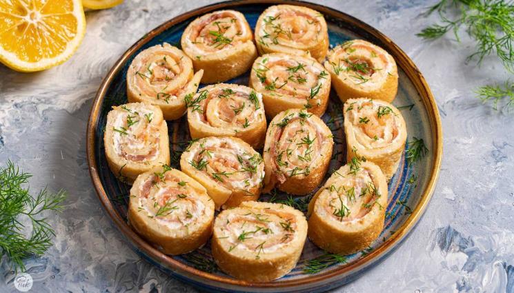 рецепти - Гответе с matekitchen.com: Палачинкови рулца с пушена сьомга - приготвят се лесно и впечатляват с вкус