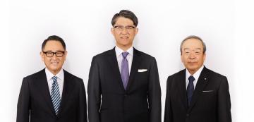 <p>От ляво на дясно Акио Тойода, Коджи Сато и досегашният шеф на борда на директорите Такеши Учиямада, който остава само член на ръководството.</p>