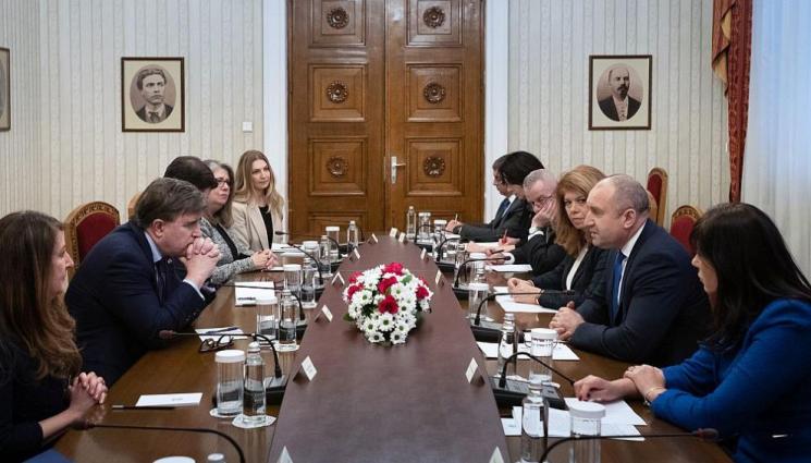 Румен Радев Херо Мустафа - СЛЕД СПИСЪКА ПО МАГНИТСКИ: Херо Мустафа при Радев, с нея и координатора по американските санкции