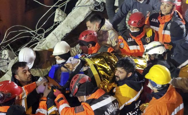 Още стават чудеса: Спасиха двама души след 198 часа под руините в Турция