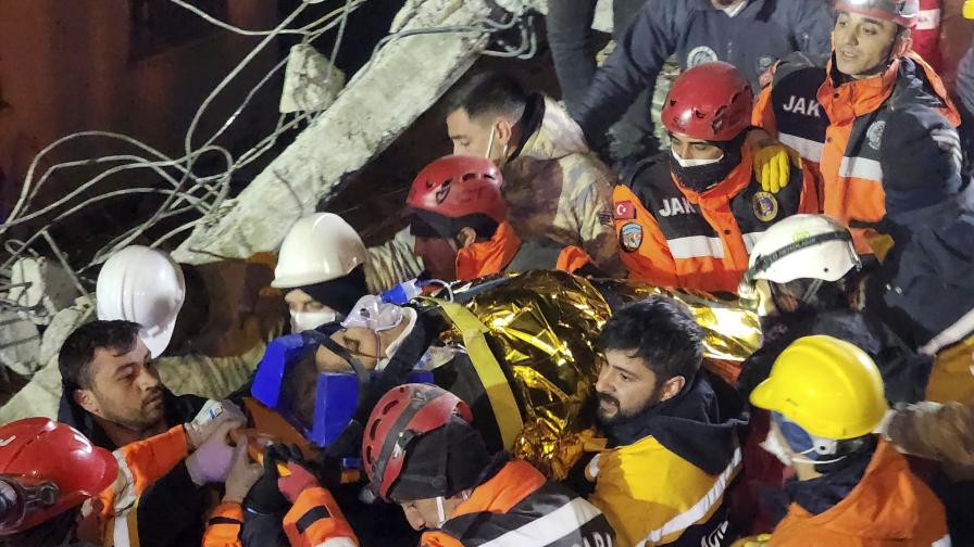 Още стават чудеса: Спасиха двама души след 198 часа под руините в Турция