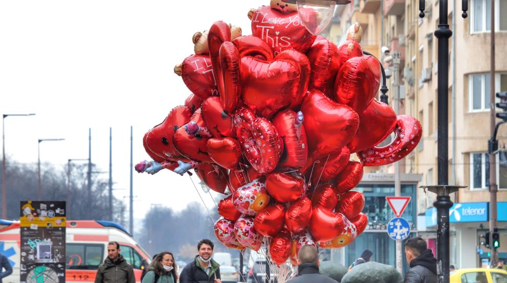 На Свети Валентин: Любовта витае във въздуха на София (СНИМКИ)