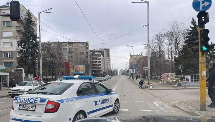 полицаи - Полицаи спряха движението на оживен булевард, помогнаха на продавачка на сувенири
