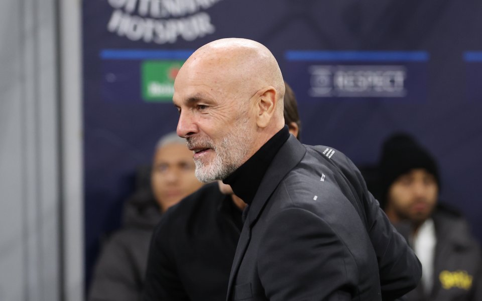 Наставникът на Милан – Стефано Пиоли, говори след получаването на