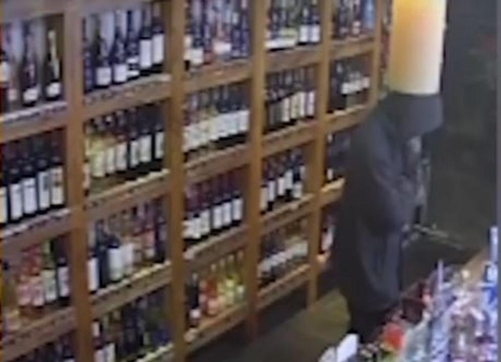 Маскиран крадец с газов пистолет обра магазин в Кърджали. Той