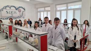 Днес официално беше открита лаборатория по природни науки в средно
