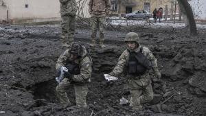 Най малко петима загинали след масирани руски удари срещу източната украинска