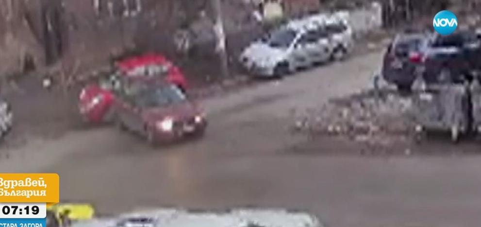 Само за 12 часа паркиран автомобил е ударен от двама