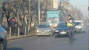 Три коли са се ударили в трамвай на улица Никола