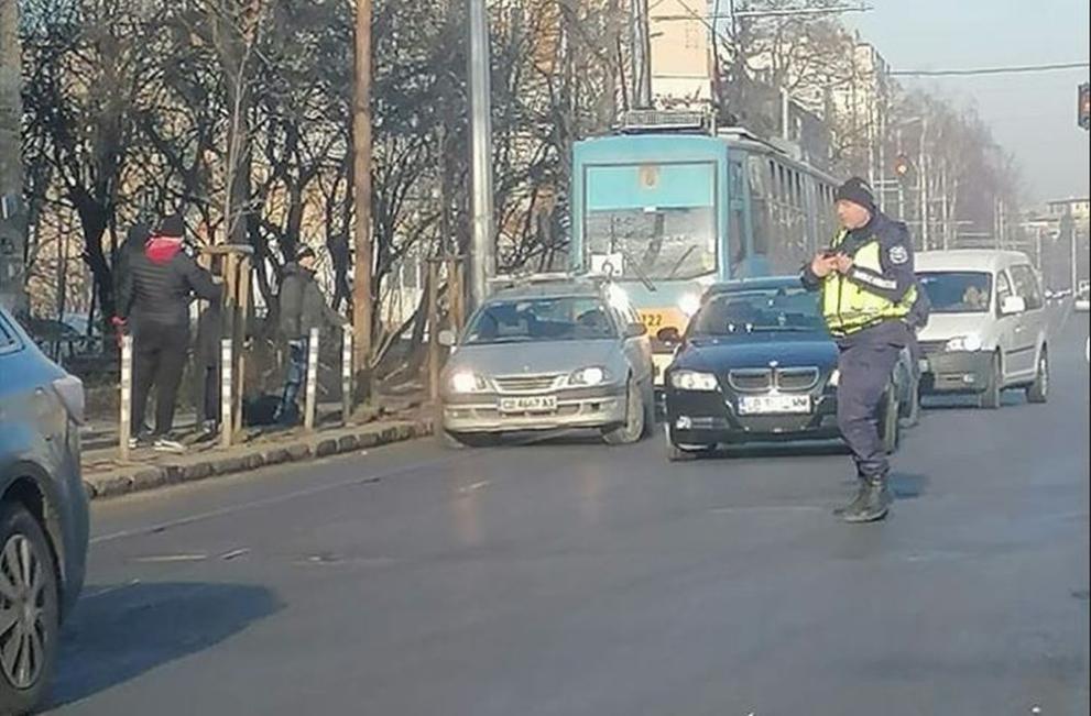 Три коли са се ударили в трамвай на улица Никола