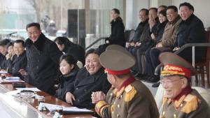 Севернокорейският лидер Ким Чен ун изгледа футболен мач заедно с дъщеря