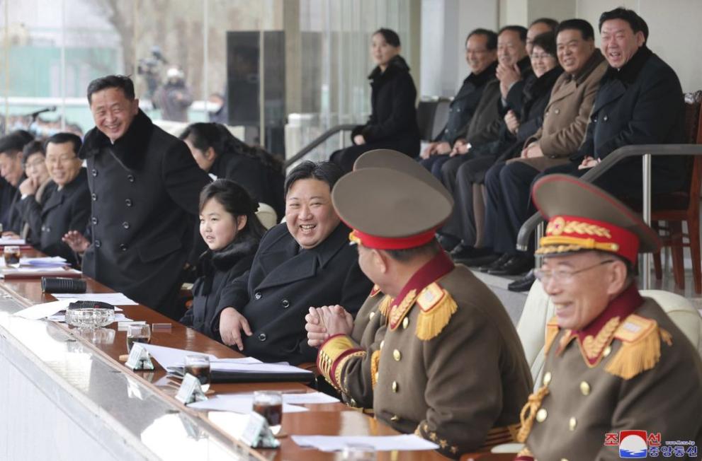Севернокорейският лидер Ким Чен-ун изгледа футболен мач заедно с дъщеря