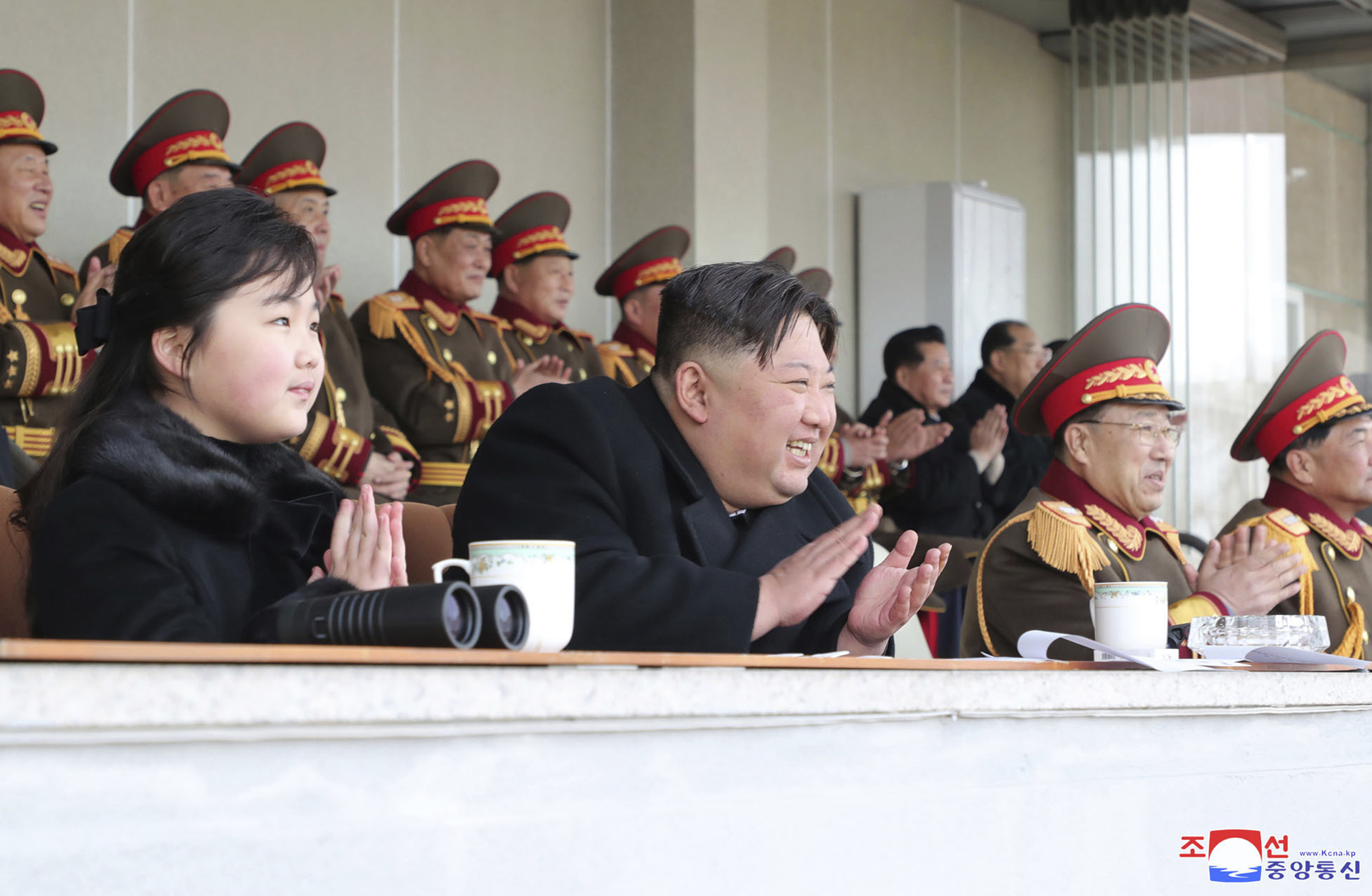 <p>Ким Чен-ун и дъщеря му присъстваха на спортни съревнования между отборите на министерския съвет и министерството на отбраната, включително футболна среща, завършила с резултат 3:1 за военното ведомство.&nbsp;</p>