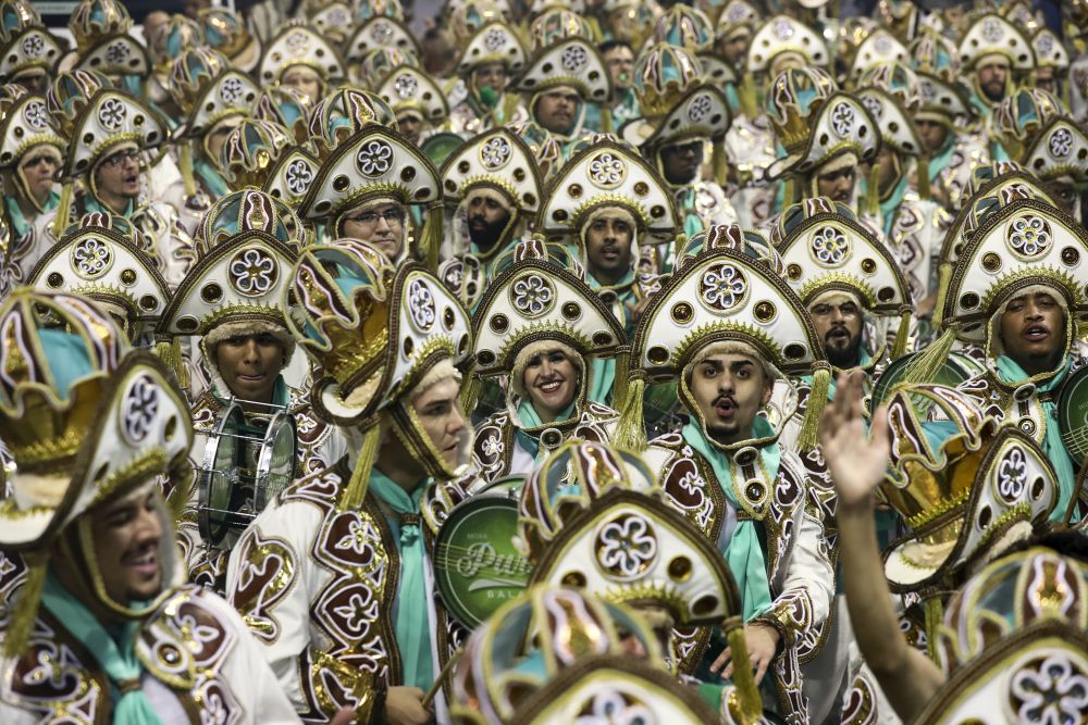 Карнавалът в Рио де Жанейро е в своя разгар. Огнени ритми и парад на красотата завладяват Бразилия.