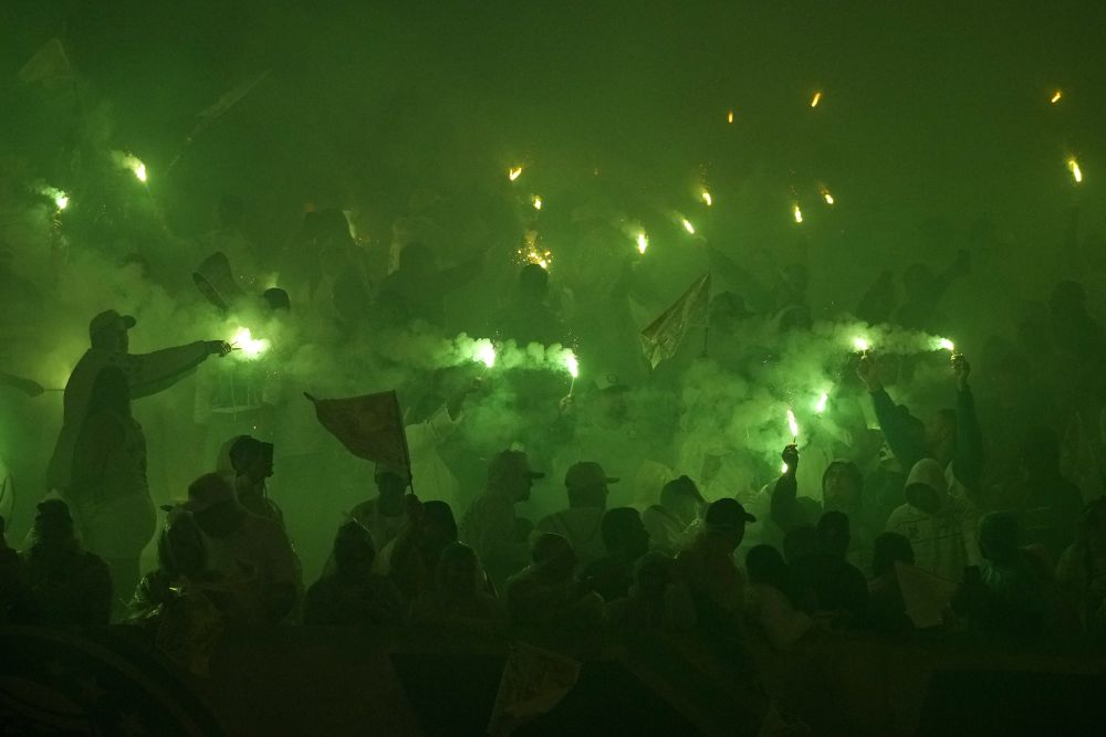 Карнавалът в Рио де Жанейро е в своя разгар. Огнени ритми и парад на красотата завладяват Бразилия.