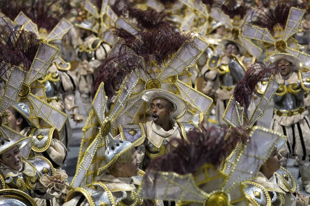 Карнавалът в Рио де Жанейро е в своя разгар. Огнени ритми и парад на красотата завладяват Бразилия.