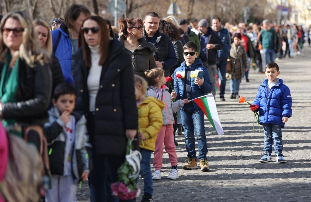 С различни събития в цялата страна България отбелязва сто и петдесетата годишнина от гибелта на Васил Левски