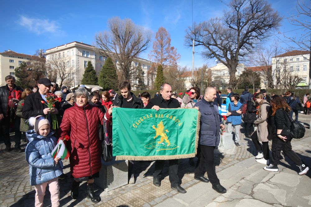 С различни събития в цялата страна България отбелязва сто и петдесетата годишнина от гибелта на Васил Левски