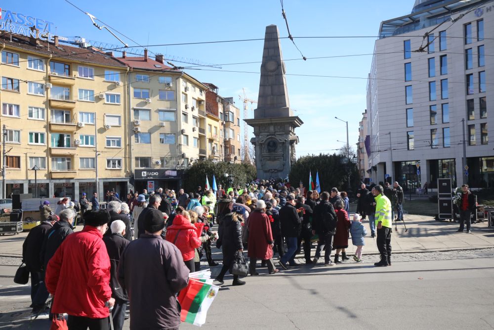 С различни събития в цялата страна България отбелязва сто и петдесетата годишнина от гибелта на Васил Левски