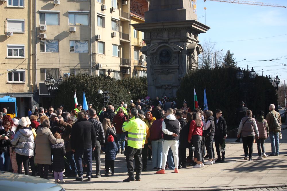 С различни събития в цялата страна България отбелязва сто и петдесетата годишнина от гибелта на Васил Левски