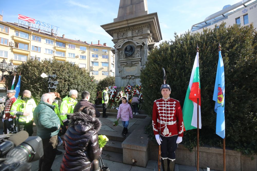 С различни събития в цялата страна България отбелязва сто и петдесетата годишнина от гибелта на Васил Левски